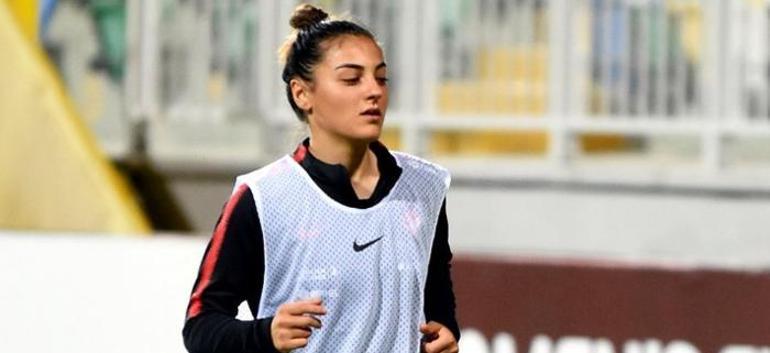 Milli futbolcu Didem Karagenç Tarihi günler yaşıyoruz