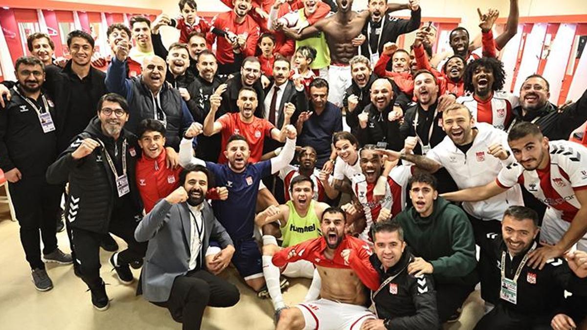 Sivasspor galibiyeti kutladı