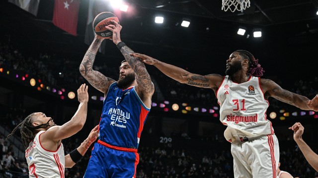 Anadolu Efes, Barcelona deplasmanında