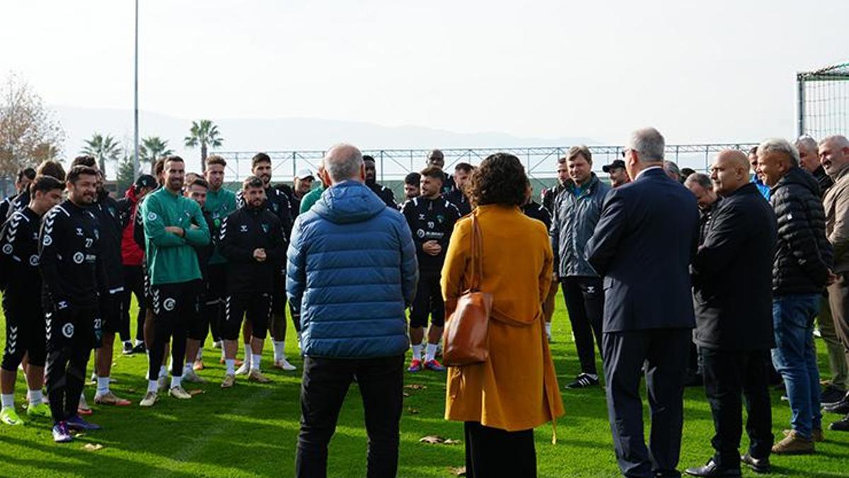 Kocaelispor antrenmanında Öğretmenler Günü kutlaması