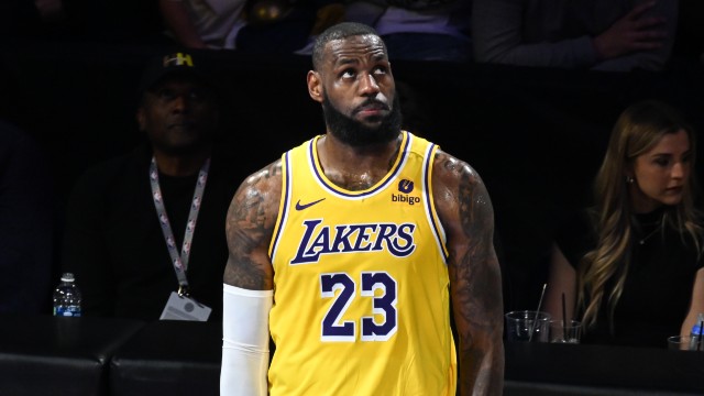 Lakers, LeBron’un “triple-double” performansıyla kazandı