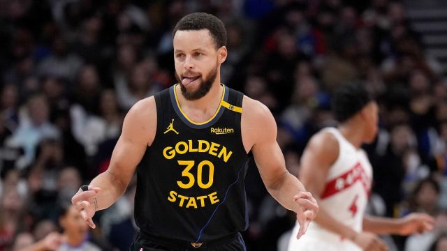 Stephen Curry 56 sayıyla yıldızlaştı